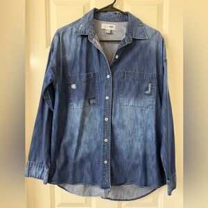 Old Navy - Boyfriend Distressed Denim Button-Up Shirt - Medium - EUC!